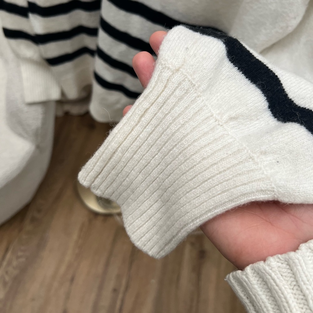 Michael Kors Turle Neck Sweater | Large - Picture 5 of 10